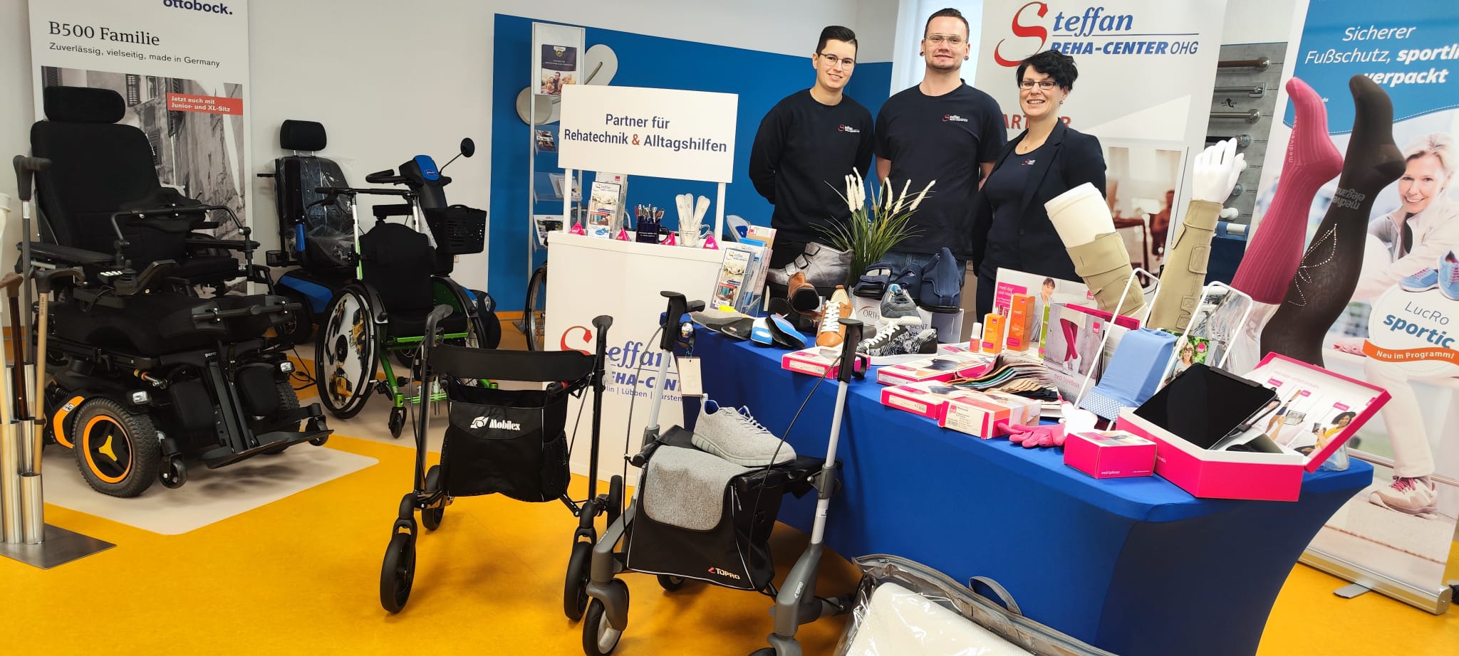 Foto von der Firma Reha Center Steffan OHG - Mitarbeiter zeigen Produkte von der Firma