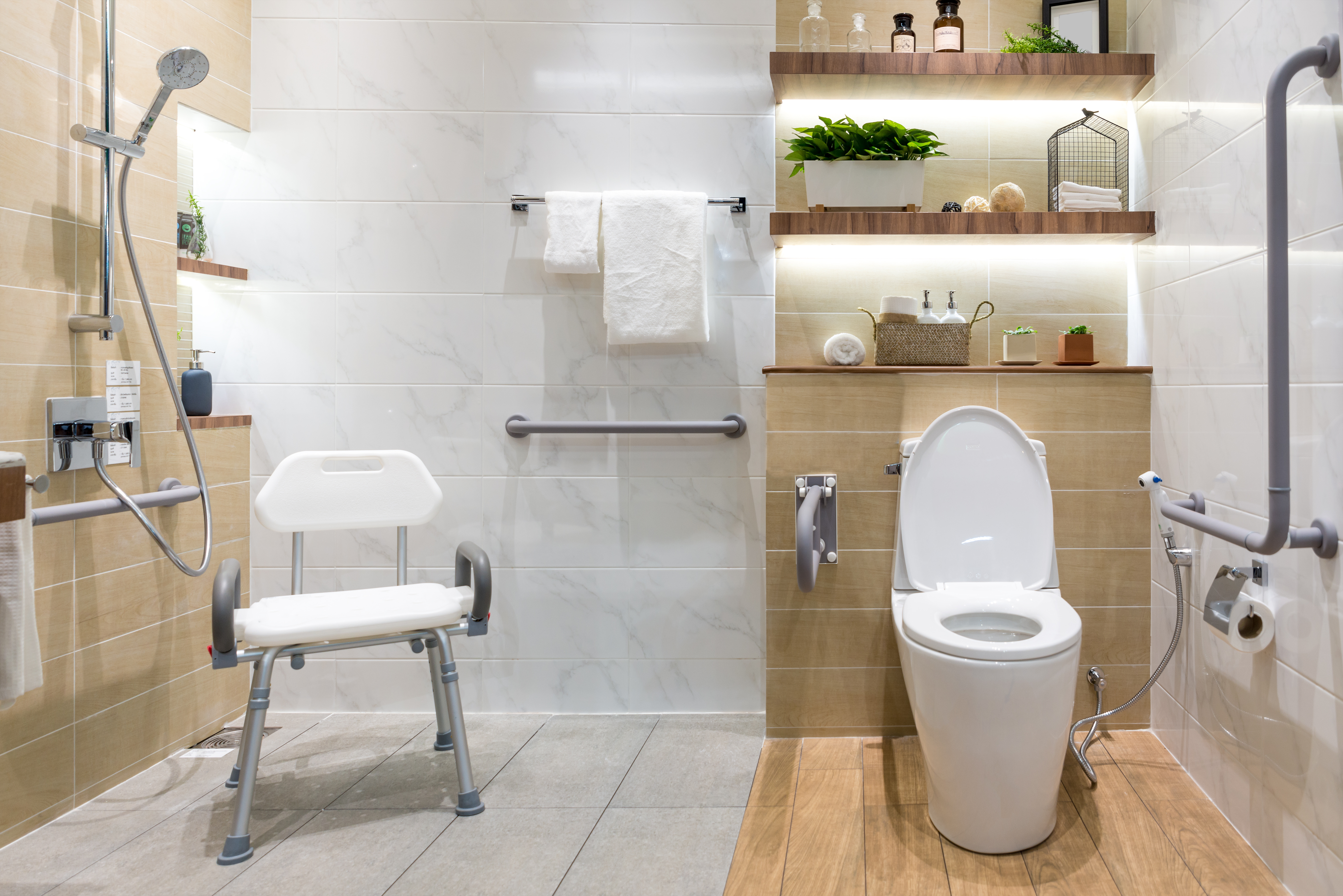 Sanitärhilfsmittel mit Duschstuhl, Toilettenrollstuhl & Sitzerhöhung